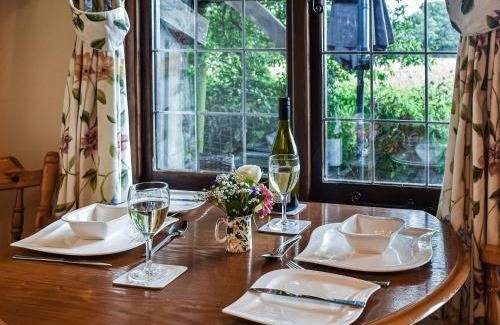Etchinghill House | Toms Cabin - Uk35173