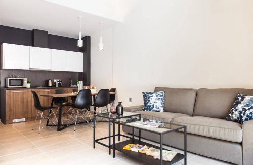 Thissio Apartment | TONI'S Comfy 3BD home with patio, close to Metro