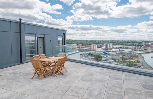 Ipswich Apartment | Toothbrush Apartments - 3 Bed/2 Bath Penthouse - Waterfront (14th Flr)