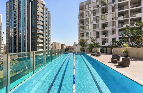 Wolli Creek Apartment | Top Floor 2BR Pool, Gym, Parking | Airport, City