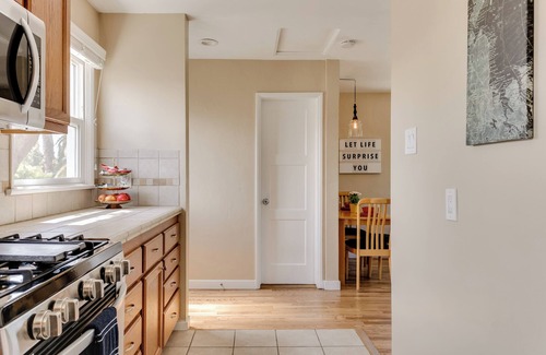 Zaferia Apartment | Top Floor Apt w/Desk Space , 1-BR w/Work Area and Full Kitchen