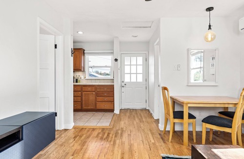 Zaferia Apartment | Top Floor Apt w/Desk Space , 1-BR w/Work Area and Full Kitchen