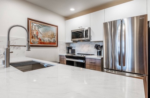 Mammoth Lakes Condo | Top Floor Gorgeous 2BR/2BA Unit in The Village with Great View!