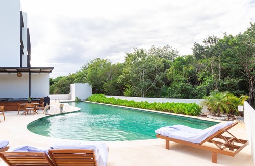 Akumal Apartment | Top Floor Jungle Apartment Pool Rooftop BBQ 402A