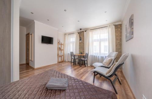 Avoti Apartment | Top-Floor Studio with Courtyard View in UNESCO Area, Murnieku street Residence