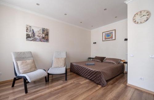 Avoti Apartment | Top-Floor Studio with Courtyard View in UNESCO Area, Murnieku street Residence