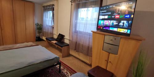 Kassel Apartment | Top Komfort Wohnung, 6 Zimmer, inkl privater Küche, Badezimmer und WC, plus Gratis Frühstück und Getränke, Free WiFi und Privat Parkplatz, umzäunter Garten, Top Lage in Kassel, so privat wie zu Hause