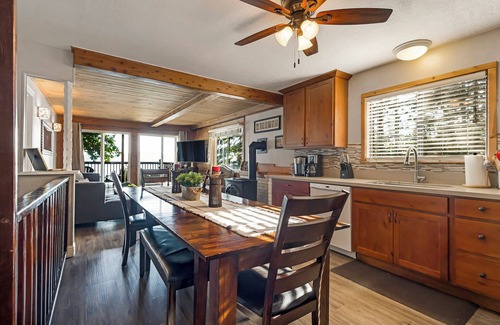 Peninsula Village Cabin | Top-Level Lake Almanor Getaway 11 ~ Lake Views