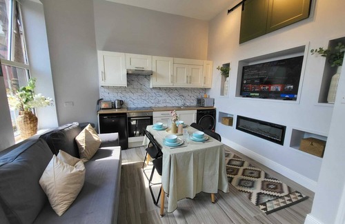 Victorian Quarter Apartment | Top Location - Newly Refurbed 2BD, Sleeps 6 W/Loft