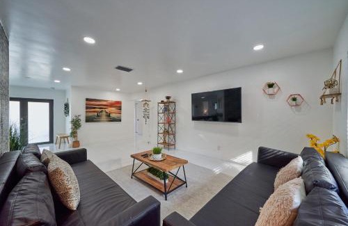 North Miami Beach Villa | Top Location Villa at Highland Lakes Blvd BY THE GLAMHOMES