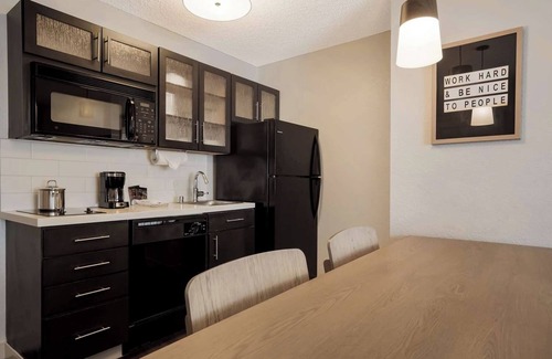 Irvine Industrial Complex-East Hotel | Top-Quality Amenities to Enjoy! with Full Kitchen, Pet-friendly Property!