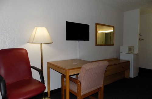 Pauline Hotel | Topeka Plaza Inn