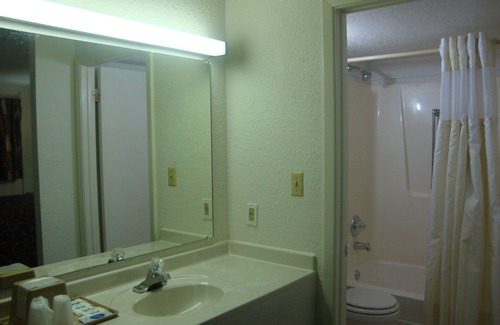 Pauline Hotel | Topeka Plaza Inn