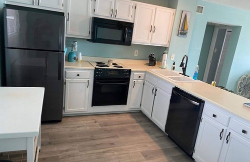 McCutcheon Field Condo | Topsail Paradise-Self Check-in and Steps to Beach!