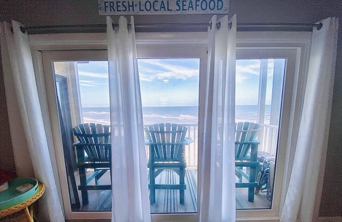 McCutcheon Field Condo | Topsail Paradise-Self Check-in and Steps to Beach!