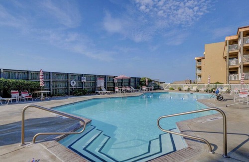 McCutcheon Field Condo | Topsail Paradise-Self Check-in and Steps to Beach!