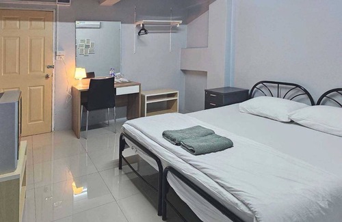Bang Sao Thong Hotel | Toucan Bed And Cafe