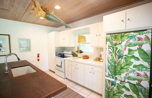 Dunmore Town Cottage | Touchstone's Cottage on Beachside - Tropical 1 Acre Property