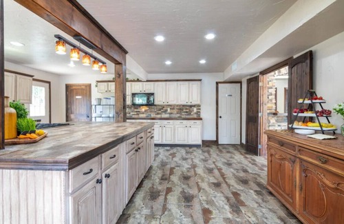 Valley View House | Towering Oaks event and retreat center-both lodges
