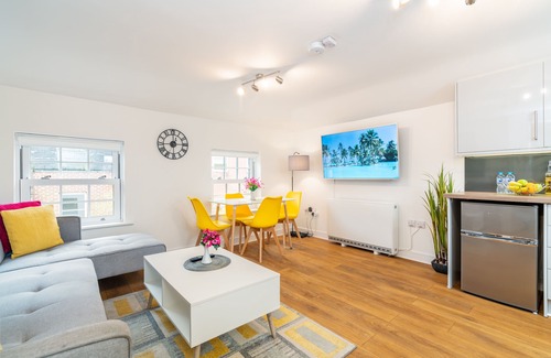 Andover Apartment | Town Centre Apartment With 4k 55” Smart TV+Netflix+Amazon Prime TV, Super King