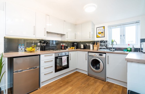 Andover Apartment | Town Centre Apartment With 4k 55” Smart TV+Netflix+Amazon Prime TV, Super King