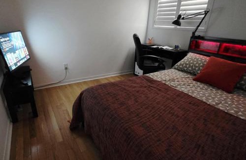 Downsview House | Townhouse - 3 Bedrooms - 4 beds - Free Parking, Wifi, Netflix