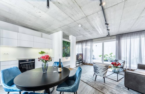 Krems an der Donau House | Townhouse "Art Collection" with Terrace, private Parking, King Bed and Air Conditioning