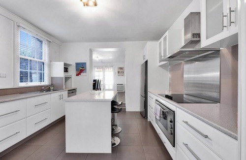 Launceston CBD House | Townhouse with Tesla charger!
