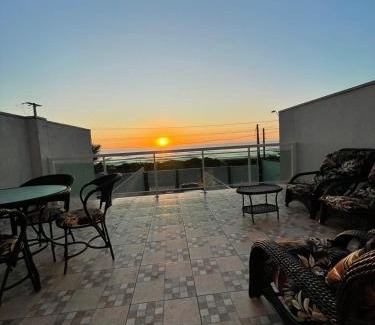 Matinhos House | Tríplex de frente para o mar com 4 quartos