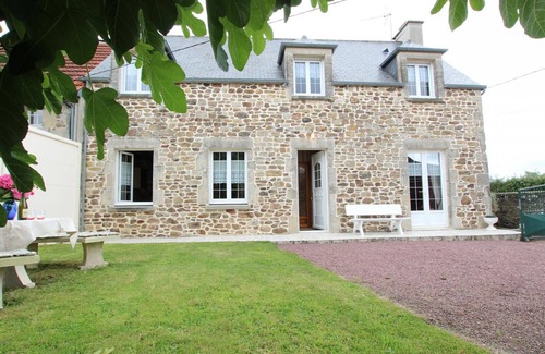 Teurtheville-Bocage Cottage | Traditional stone house near D-Day beaches, pets allowed