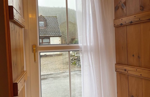 East Lewiston Cottage | Traditional Highland Cottage Near Loch Ness-sleeps 6