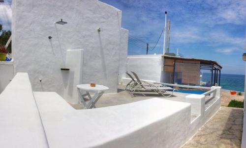 Mandrakia House | Traditional House by the Sea