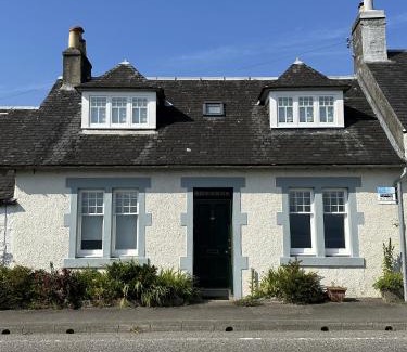 Inveraray House | Traditional Inveraray Cottage - Amazing Loch Views