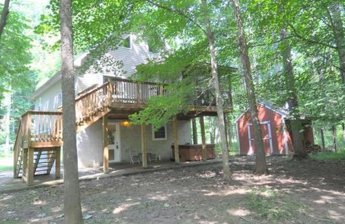 Great Cacapon Ski Chalet | Trails End River Retreat - River Access - Pet Friendly - Hot Tub - Grill - Wifi - Fire Pit - Deck - Screen Porch - Family Friendly - Fishing - King Bed - Wood Stove