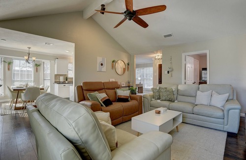 Rowlett House | Tranquil and Cozy Retreat just minutes from Lake Ray Hubbard. Pets welcome!