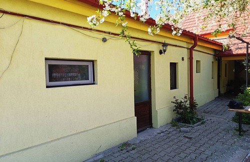 Cisnadie House | Tranquil building with WiF and parking, in Cisnădie, near Dracula's Castle.