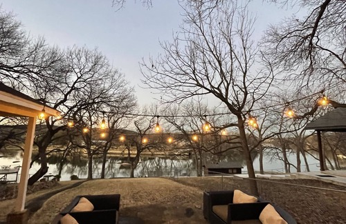 Burnet House | Tranquil Lake LBJ getaway! No boat traffic. Swim, Kayak, SUP & Fish in Peace! ❤️🦮