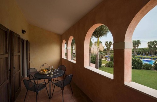 Pula Apartment | Tranquil Lantana Resort Hotel and Apartments 1-2km From Nora Beach