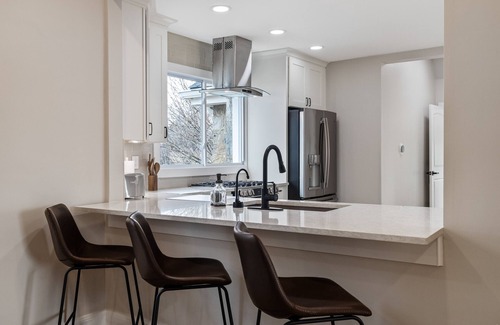 Maryville House | Tranquil Mountain Escape: Luxurious 5-Bedroom Farmhouse with Pool