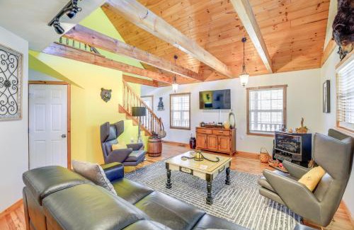 Damascus House | Tranquil Mountain Getaway in Troutdale Game Room!