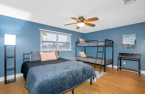 Bay Crest Park House | Tranquil Retreat with Huge Pool Near Tampa International Airport