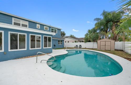 Bay Crest Park House | Tranquil Retreat with Huge Pool Near Tampa International Airport