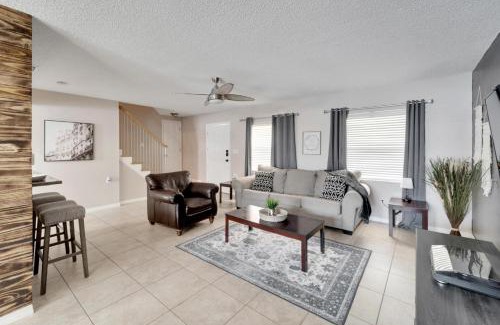 Bay Crest Park House | Tranquil Retreat with Huge Pool Near Tampa International Airport