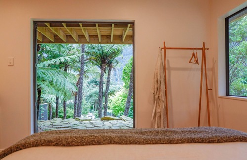 Furneaux Apartment | Tranquil space off nestled among native bush off Queen Charlotte Track
