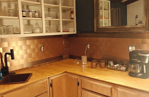 Canton Cottage | Tranquil Treehouse Cottage 10 mins from Downtown Canton