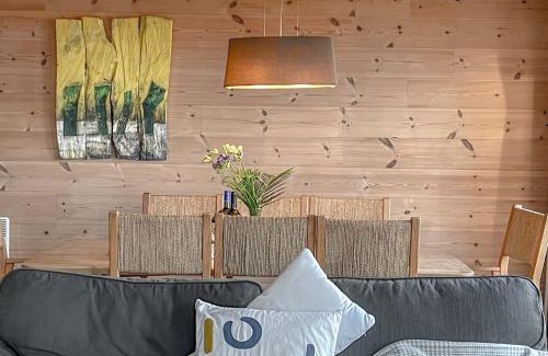 Vogelsang-Warsin Ski Chalet | traumHaff Küstenchalets - einzigartige Chalets an der Ostsee. Ganz aus Lärchenholz mit Kamin und Sauna