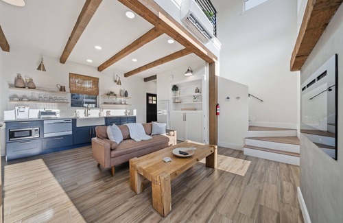 Lakeway House | Travis Treehouse, Private Couples Getaway