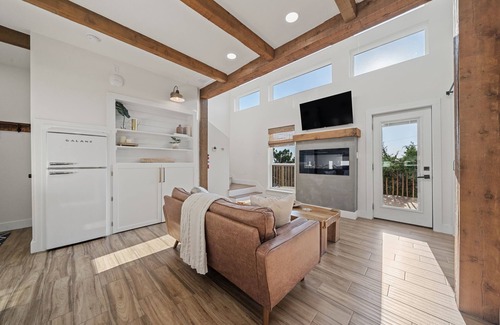 Lakeway House | Travis Treehouse, Private Couples Getaway