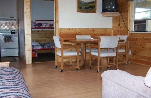 New Albany Cabin | Treaster's Cabin *Paddleboat/Great Fishing* (No fishing license required.)
