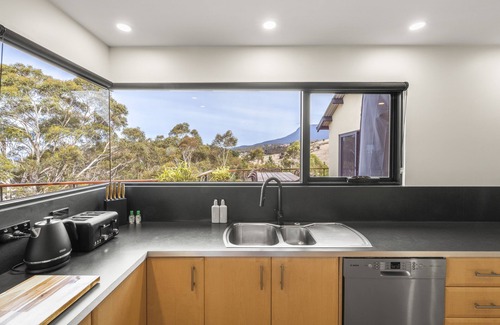 Rosetta House | Tree Top Views - 4 Bedroom House